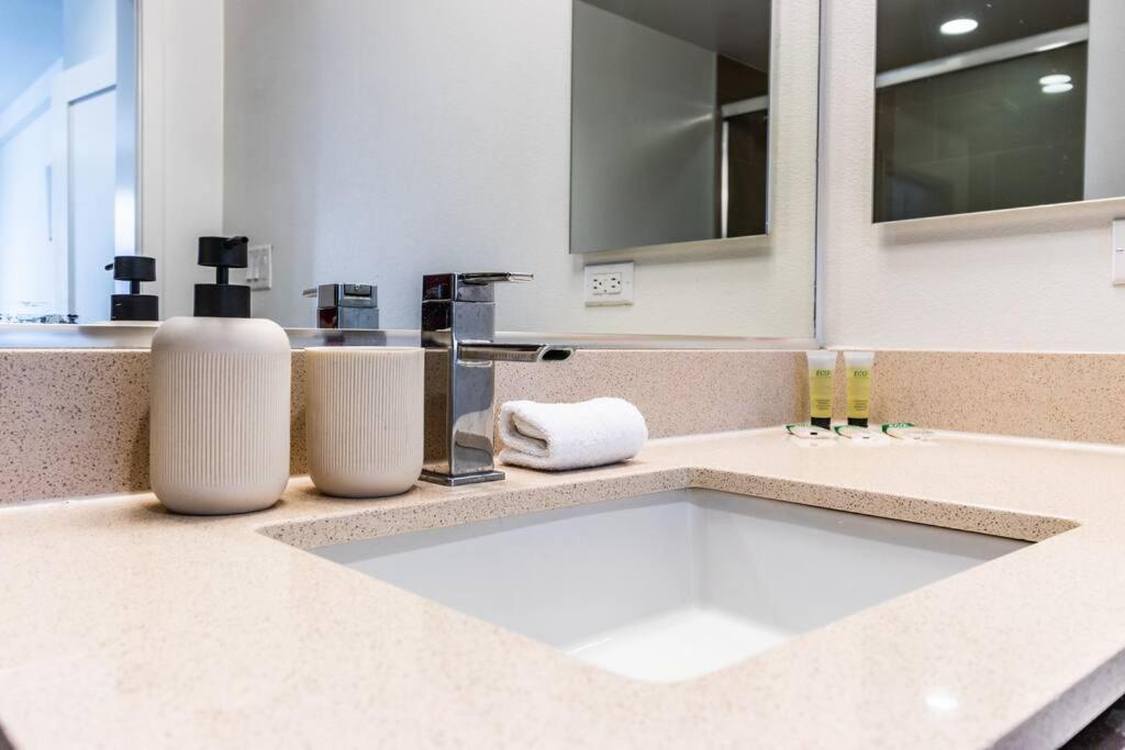 Apartment Experience Dtla 3bd 2 Bth Apt *
